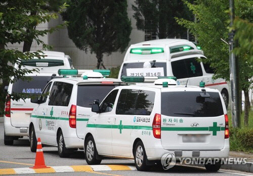 생활치료센터 앞에 줄 서 있는 구급차들. 사진은 기사 내용과 무관합니다. [연합뉴스 자료사진]